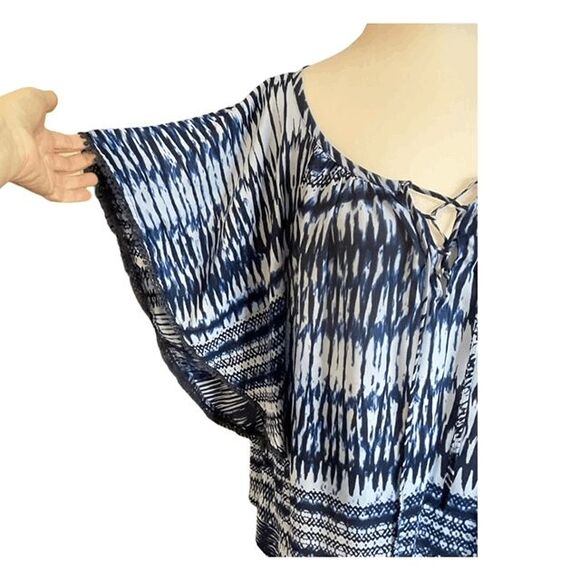A New Approach Batwing Blouse Blue White Aztec Print Lace Up Short Sleeve 1X - Picture 4 of 9